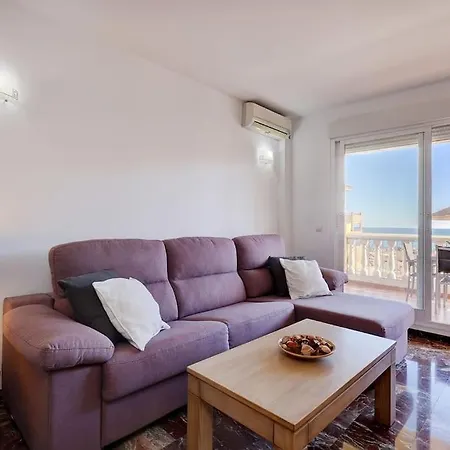 Spacious 2 Bedroom With Sea View! شقة