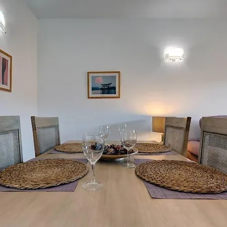 Spacious 2 Bedroom With Sea View! *