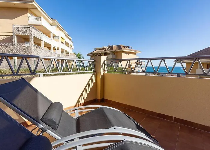 Spacious 2 Bedroom With Sea View! דירה