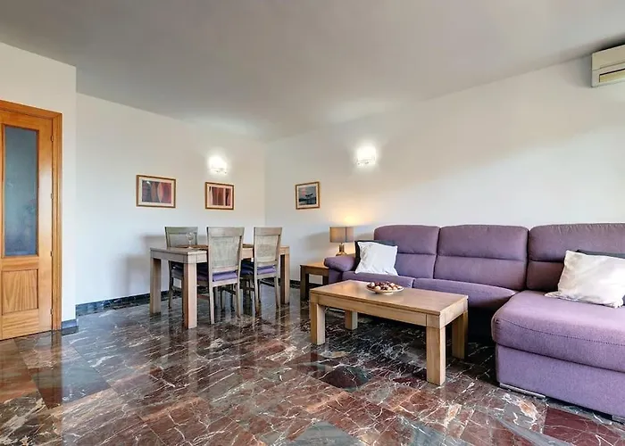 Spacious 2 Bedroom With Sea View! * פואנגירולה