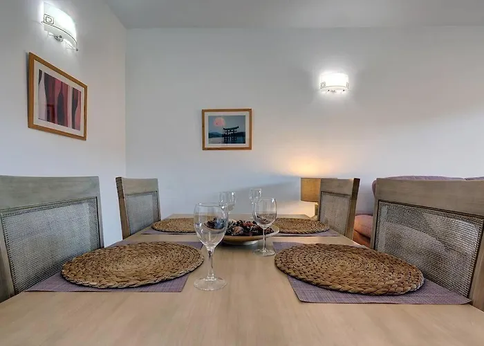 Spacious 2 Bedroom With Sea View! *