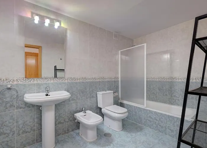 Spacious 2 Bedroom With Sea View! דירה