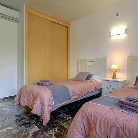 公寓 Spacious 2 Bedroom With Sea View!